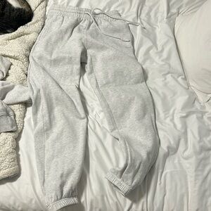 aritzia size small, cloud white sweatpants. size small. good condition